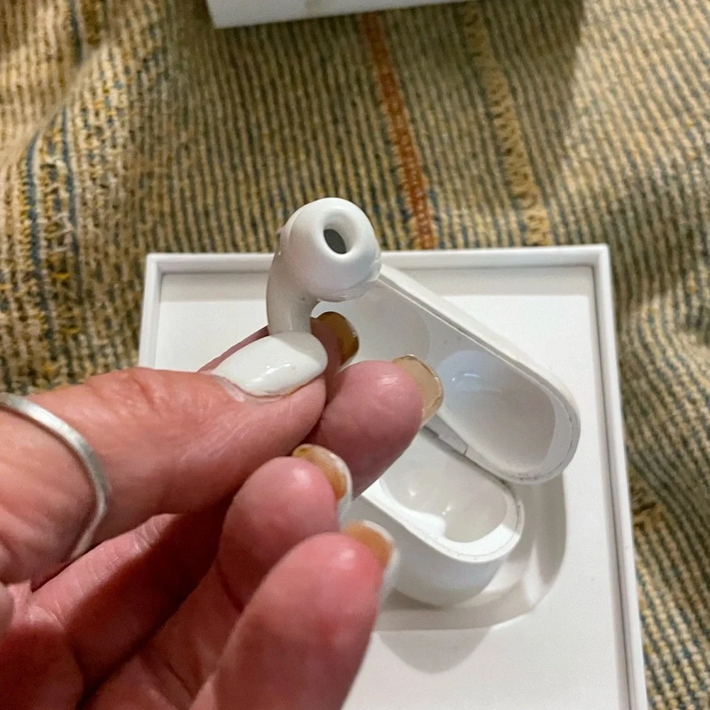 Apple air pod pros. - Picture 8 of 8